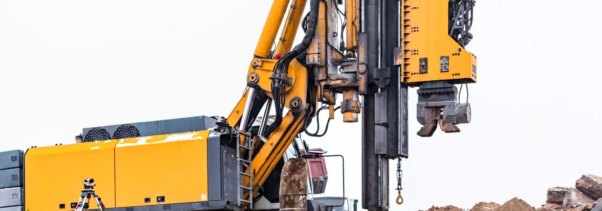 Aktivitas jasa pancang hydraulic static pile driver pada proyek bangunan komersial di Surabaya